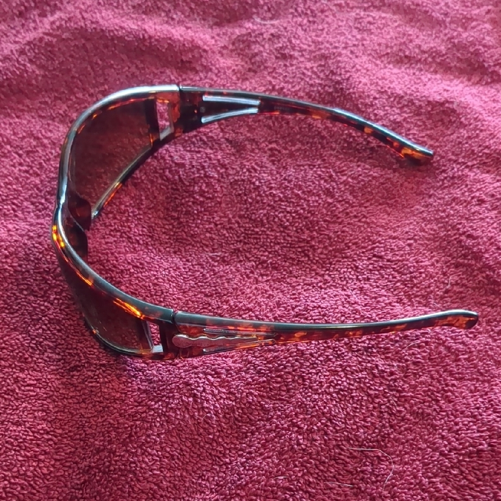 Stylish Tortoise Shell Sunglasses - Picture 2 of 4
